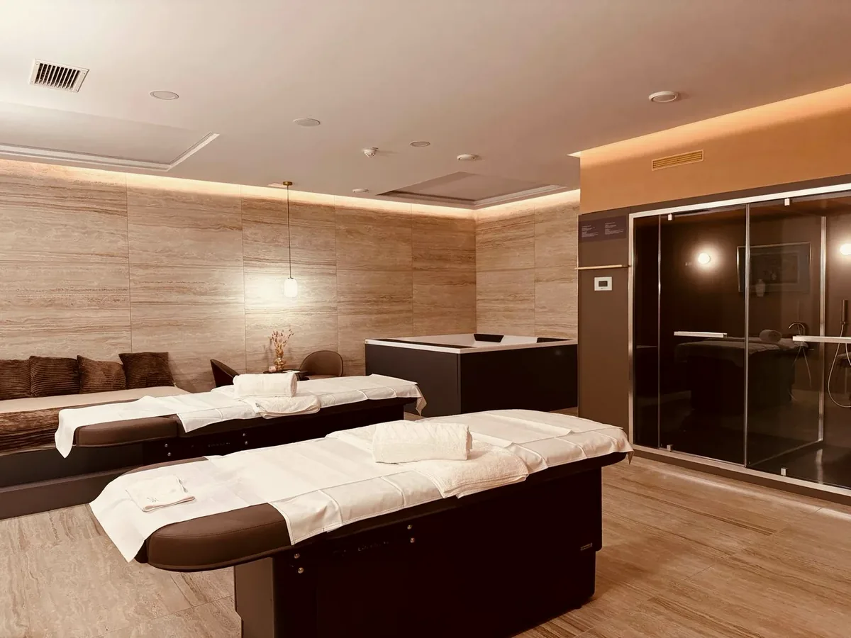 Prostor za razvajanje za dva z masažnima mizama in jacuzzijem